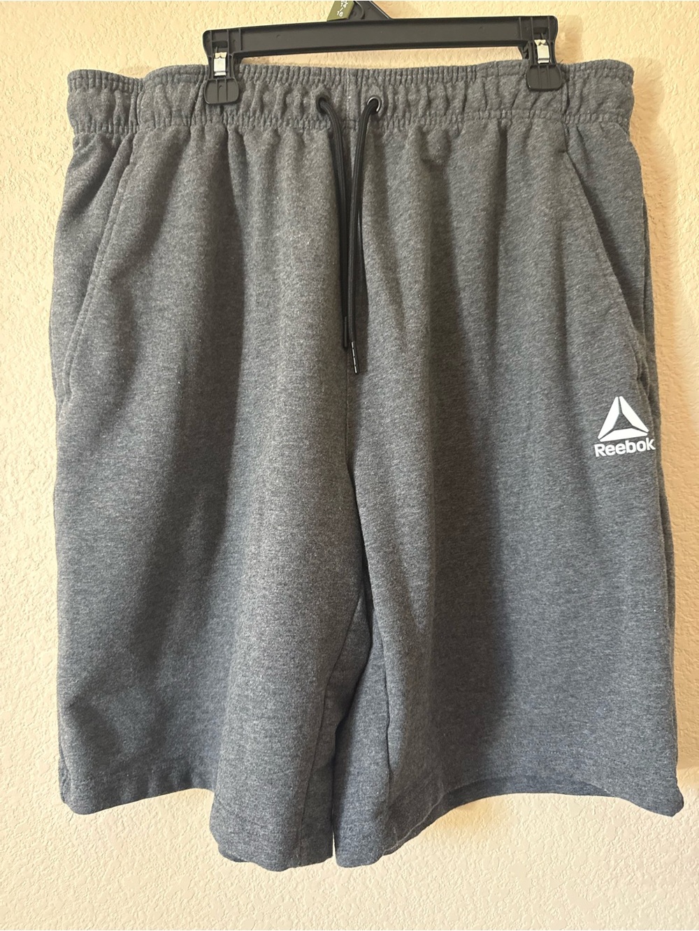 Reebok Men’s Knit Athletic Shorts M Gray Drawstring Elastic Waist Pockets